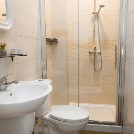 Sharon Court 3*