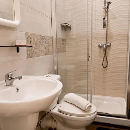 Sharon Court 3*